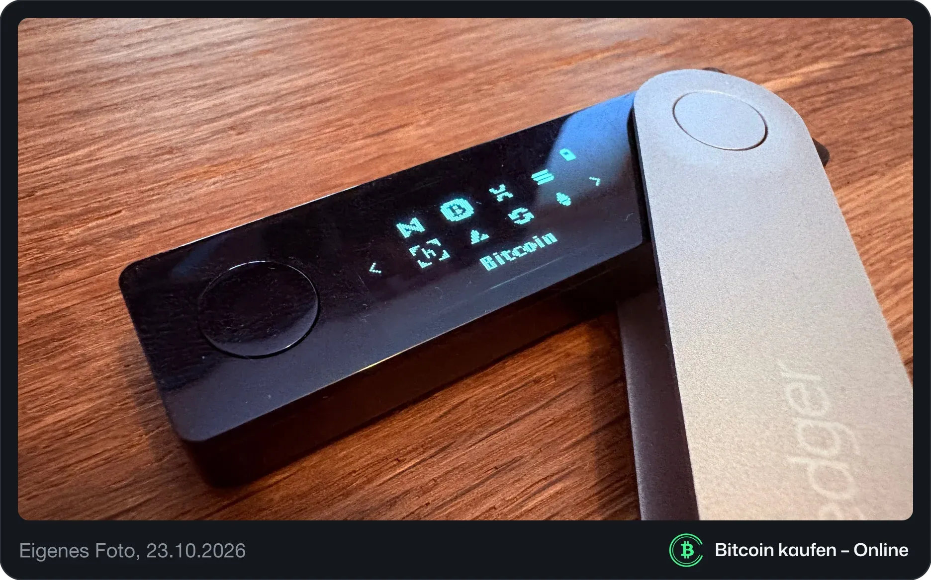 Unser Ledger Nano X, aufgeklappt, auf dem Display ist die Bitcoin-App ausgewählt