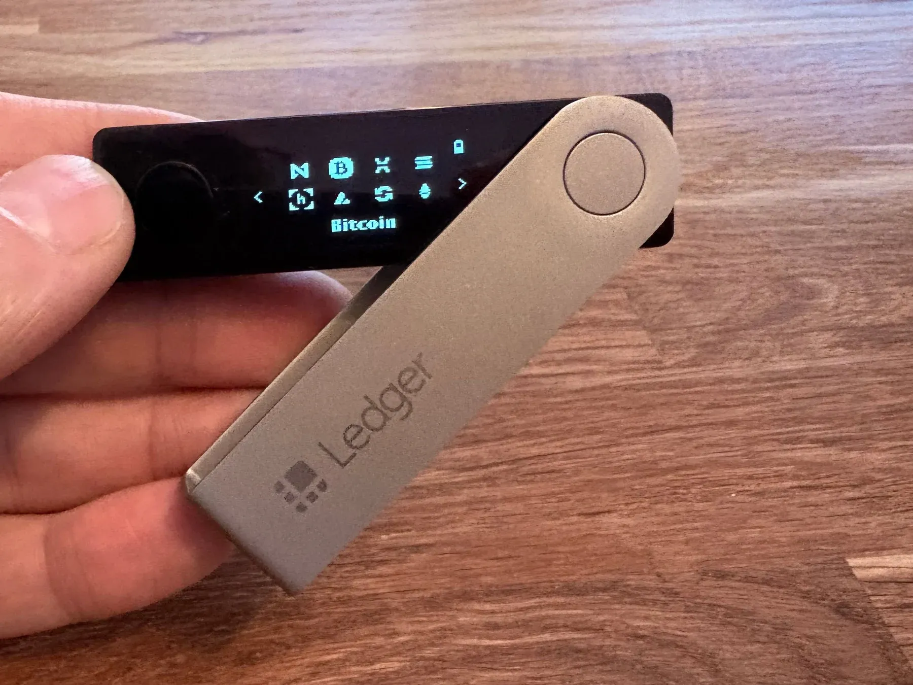 Unser Ledger Nano X in der Hand, eigenes Foto